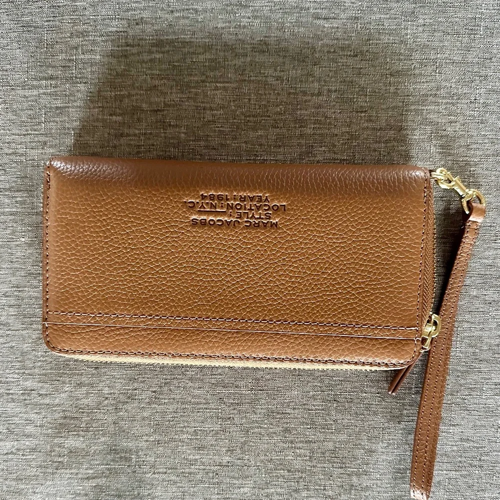 MARC JACOBS PEBBLED LEATHER CONTINENTAL WRISTLET WALLET TAN - Picture 4 of 6